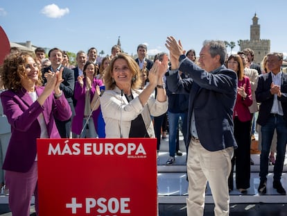 Las vicepresidentas del Gobierno, Teresa Ribera y María Jesús Montero, y el secretario general del PSOE-A, Juan Espadas, durante la presentación de las candidaturas del PSOE a las elecciones europeas.