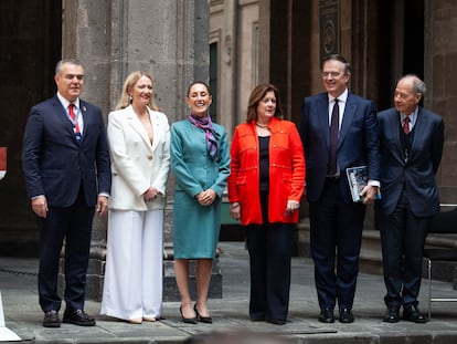 Claudia Sheinbaum y Marcelo Ebrard acompañados del presidente del Consejo Coordinador Empresarial, de la directora ejecutiva de México Pacific, de la presidenta de la Cámara de Comercio de EE UU y del vicepresidente del Consejo Global de Tenaris, este martes en Palacio Nacional.