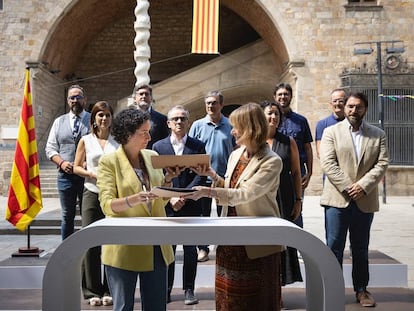 La secretaria general de ERC, Marta Rovira (izquierda), y la vice primera secretaria del PSC, Lluïsa Moret, firmaban el 7 de agosto el acuerdo de investidura de Salvador Illa, que incluye la reforma de la financiación de Cataluña.