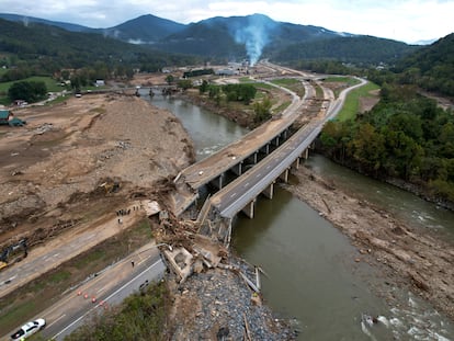 Un puente destruido tras el huracán Helene en Erwin, Tennessee. El 4 de octubre de 2024.