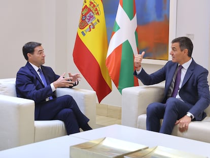 El presidente del Gobierno, Pedro Sánchez, durante su reunión con el lehendakari, Imanol Pradales (a la izquierda), este viernes en La Moncloa.