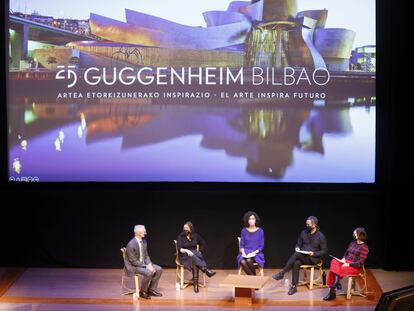 El director del Museo Guggenheim Bilbao, Juan Igancio Vidarte, junto a los comisarios, Lucía Agirre, Marta Blavia, Manuel Cirauqui y Lekha Hileman Waitoller, este viernes en la presentación del programa de actividades que se desarrollarán a lo largo de este año para celebrar su 25 aniversario.