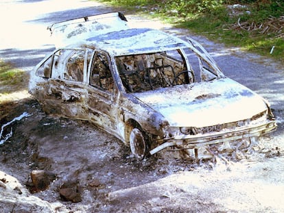 Coche calcinado en el que apareció muerto Ramón Cores en 1998.