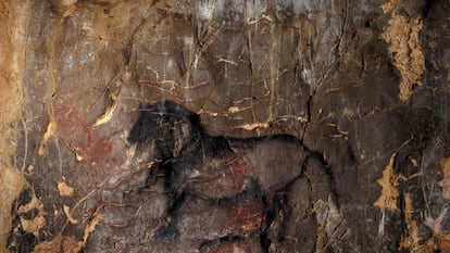 Pintura rupestre de un caballo en la cueva de La Garma, en Omoño (Cantabria).