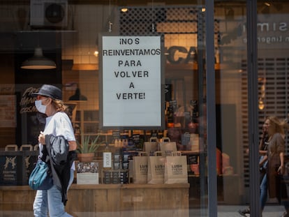 Tienda en Sevilla durante la primera fase de desescalada.