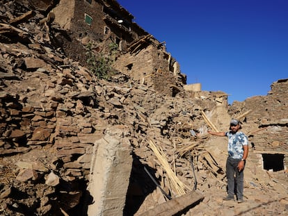 El cocinero y agricultor Said Ait Mehdi, de 32 años, ante los escombros de su casa en la aldea de Tadafel, del municipio de Talat N´Yacub, en la zona siniestrada por el terremoto de 2023, en el sur de Marruecos.