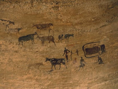 Pintura rupestre de una escena cotidiana con ganado, en Tassili n’Ajjer (Argelia).