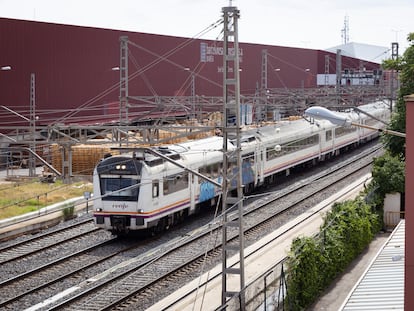 Trenes de Rodalies Renfe cerca de la estación de El Prat del Llobregat.