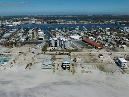 Vista aérea de Fort Myers Beach, Florida, EE.UU después de que el huracán Milton tocará tierra el 10 de octubre de 2024.