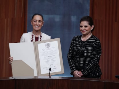 Claudia Sheinbaum sostiene la constancia de mayoría en el Tribunal Federal Electoral, este 15 de agosto en Ciudad de México.