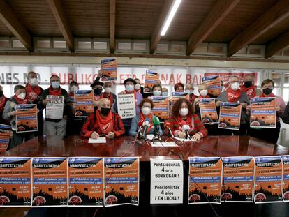 El Movimiento de Pensionistas de Bizkaia (MPB), durante la rueda de prensa celebrada en el Centro Cívico La Bolsa de Bilbao.