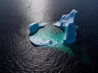 Un iceberg flota en la Bahía de Bonavista, en la isla Newfoundland de Canadá.