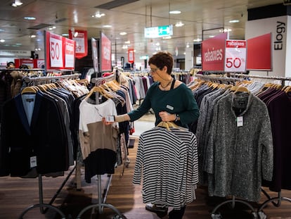 Una empleada de un gran almacén de El Corte Inglés.