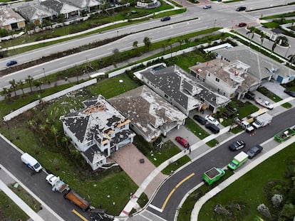 Vista aérea de los daños causados ​​por un tornado en una zona afectada por el huracán Milton, en Palm Beach Gardens, Florida, EE.UU., 10 de octubre de 2024.