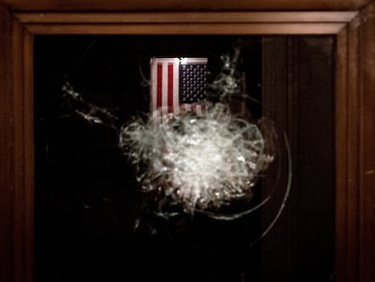 Una puerta de acceso a la Rotonda del Capitolio con el cristal roto tras el asalto de los simpatizantes de Trump, en Washington el 6 de enero de 2021.