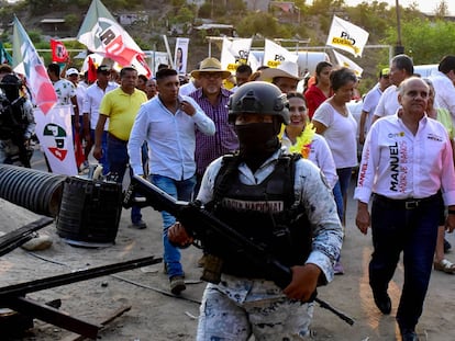 Agentes de la Guardia Nacional resguardan al candidato Manuel Añorve Baños, en Coyuca de Benítez (Guerrero), el 14 de mayo.