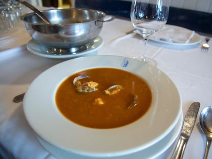 La sopa de pescado es el plato estrella de La Hermandad de Pescadores, en Hondarribia.