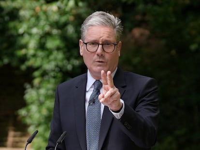 El primer ministro británico, Keir Starmer, habla durante una rueda de prensa en el Jardín de las Rosas de Downing Street, este martes.