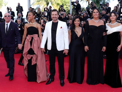 De izquierda a derecha, el director Jacques Audiard, y las actrices y actores de 'Emilia Pérez': Zoe Saldana, Édgar Ramírez, Adriana Paz, Karla Sofía Gascón y Selena Gomez. Imagen tomada este sábado en la alfombra roja del Festival de Cannes.