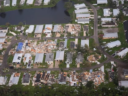 Vecindarios arrasados tras el paso de tornados provocados por el huracán Milton, el 10 de octubre de 2024, en Fort Pierce, Florida.