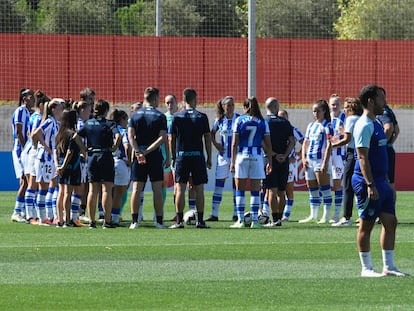 Las jugadoras del Real Sociedad hacen un corrillo antes del inicio de su partido contra el Atlético de Madrid, que finalmente no se disputó el pasado sábado por el parón de actividad de las árbitras.