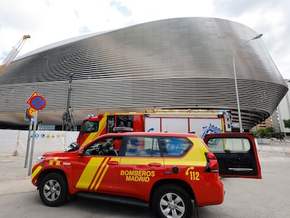 Dispositivo de seguridad, con dotaciones de Bomberos del Ayuntamiento de Madrid y de equipos de Samur, a la altura el número 142 del paseo de la Castellana, donde se ha produdo la fuga de gas.