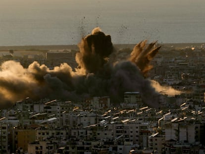 Una columna de humo se elevaba este sábado en el sur de Beirut tras los bombardeos de Israel