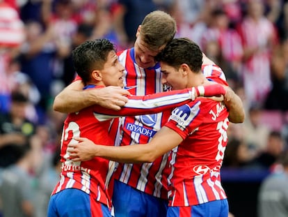 Giuliano Simeone, Sorloth y Julián Alvarez festejan el tercer gol.