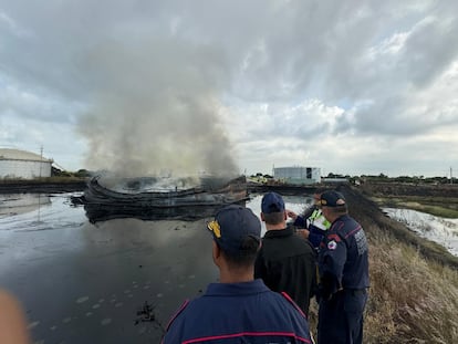 Juan Carlos Oti Paituvi, viceministro para la Gestión de Riesgo y Protección Civil, visita la zona del incendio en La Salina, el 16 de octubre 2024