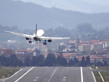 Un avión realiza la maniobra de aproximación en la pista del aeropuerto de Bilbao. 