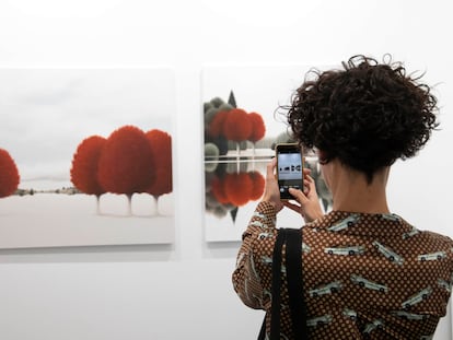 Un mujer fotografía una obra en la edición de Estampa del año pasado.