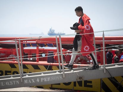 Uno de los menores migrantes no acompañados de origen marroquí desembarca en el puerto de Algeciras.
 