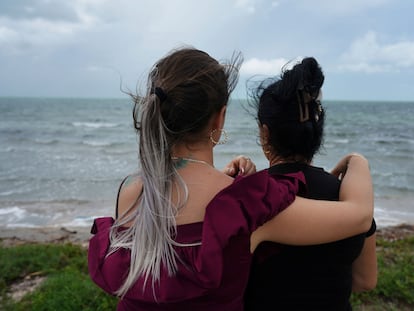 Familiares de personas que desaparecieron en un barco casero observan las olas en la playa de La Salina, Cuba, el 19 de junio 2024.