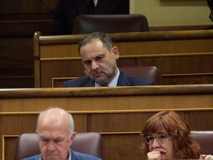 El diputado del Grupo Mixto José Luis Ábalos asiste al pleno en el Congreso de los Diputados, el 17 de spetiembre.