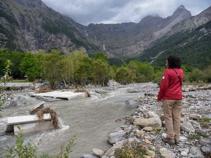 Cortes de carreteras, crecidas de ríos y el desalojo de viviendas son algunas de las incidencias que han dejado las fuertes lluvias en el norte de Huesca el fin de semana. En la foto, el Cinca a su paso por Bielsa.