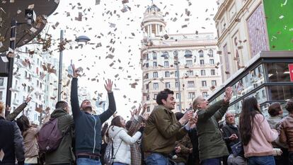 La plaza de Callao, en Madrid, durante el rodaje de la tercera temporada de 'La casa de papel'.