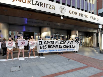 Protesta de la Plataforma Contra la Exclusión Social y por los Derechos Sociales, ante la sede del Gobierno Vasco en Bilbao.