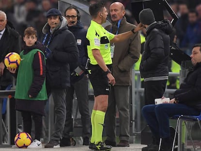 El colegiado italiano  Gianluca Rocchi consulta el VAR durate un partido de la liga italiana. 