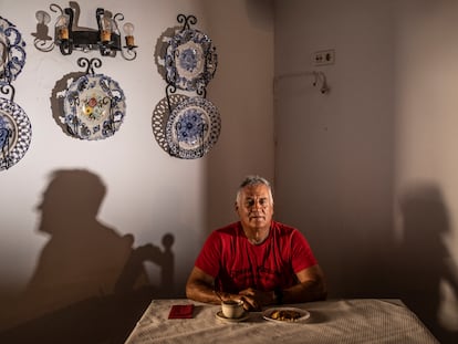 Francisco González, bombero del grupo de retenes que ha participado en la extinción del fuego de Monfragüe y La Hurdes, en un bar de Torrejón el Rubio, en Cáceres.