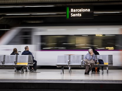 Pasajeros en la estación de Sants en Barcelona.