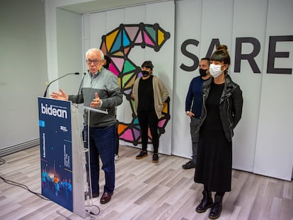 Joseba Azkarraga, portavoz de la red Sare de apoyo a los presos de ETA, en una rueda de prensa este jueves.