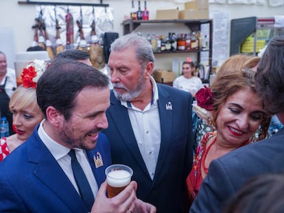 María Jesús Montero, ministra de Hacienda, con Alberto Garzón, ministro de Consumo, en la caseta de UGT de la Feria de Sevilla, el pasado 5 de mayo.