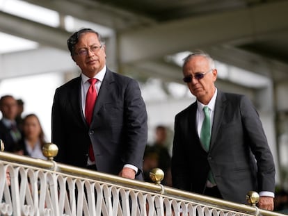 El presidente Gustavo Petro y el Ministro de Defensa, Iván Velásquez, en una ceremonia policial en Bogotá, en 2022.