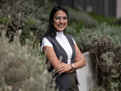 Yarivith González, licenciada en química y Premio Princesa de Girona 2024, fotografiada en un interior de manzana de la calle Casp, en Barcelona.