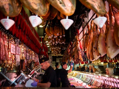 Interior de la charcutería del Museo del Jamón en el barrio de Usera, en Madrid.