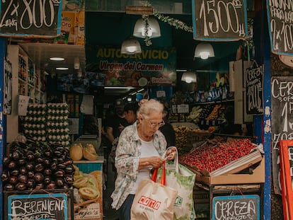 Una mujer sale de una verdulería en Buenos Aires, este miércoles.