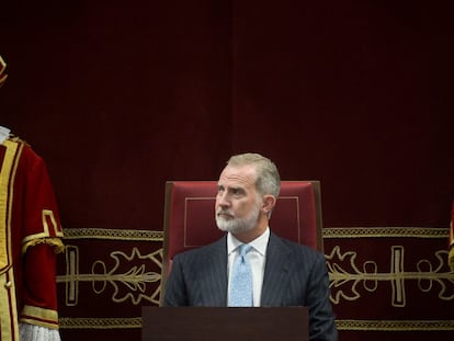 El rey Felipe VI durante la ceremonia en la que recibió la Medalla de Oro del Parlamento de Canarias en Santa Cruz de Tenerife, el 19 de septiembre de 2024.