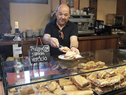 Pulgas y bocadillos recién preparados para los clientes en Palacio de Bornos.