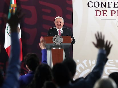 Reporteros levantan la mano durante una conferencia matutina de López Obrador, el 25 de septiembre de 2024, en Ciudad de México.