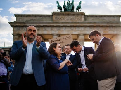 Políticos de Los Verdes y el SPD se manifestaban en Berlín el día 5 en repulsa por la agresión al eurodiputado Matthias Ecke.